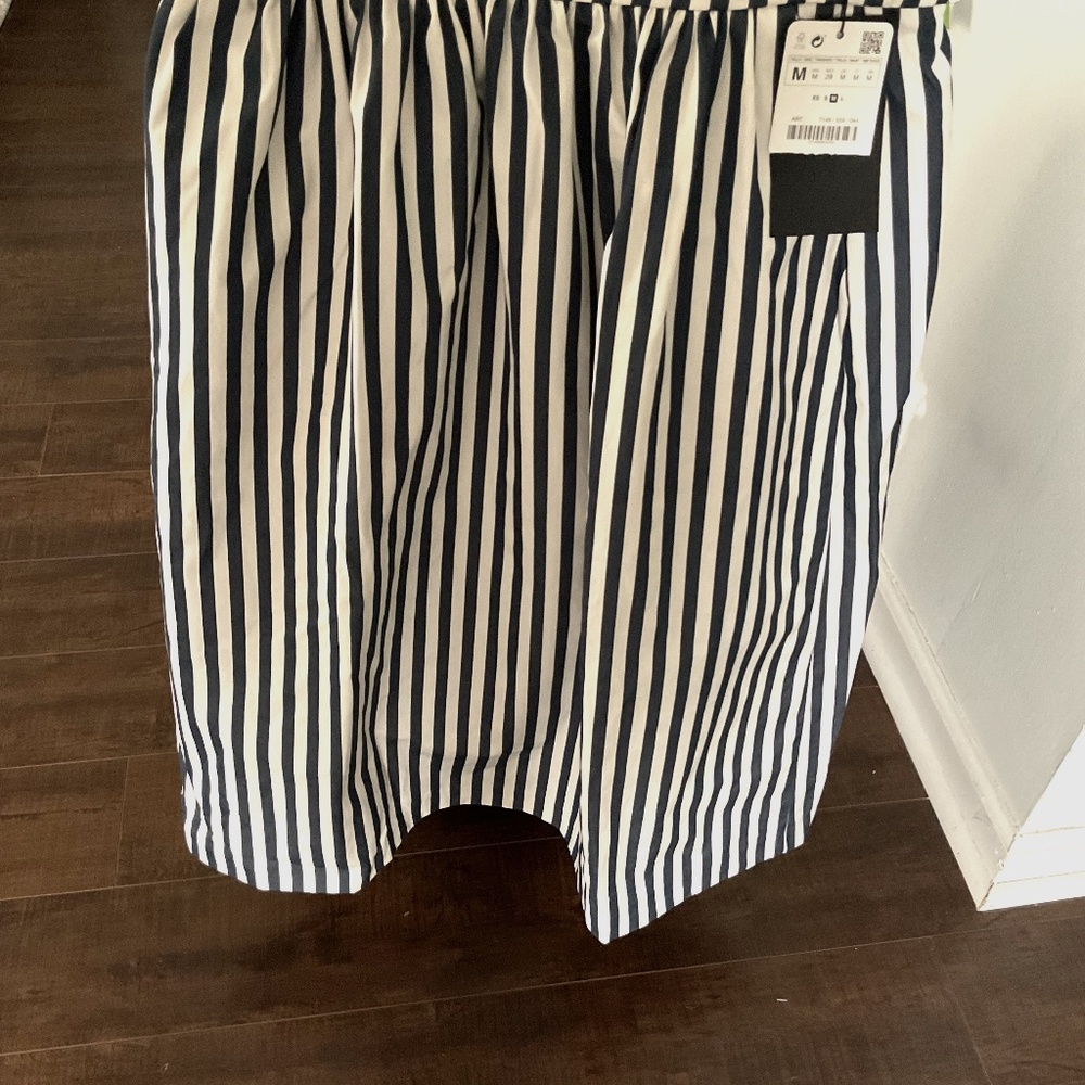 Brand new striped midi skirt with pockets, from Zara, size M